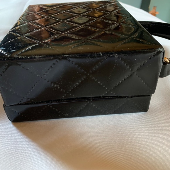 🎉Host Pick🎉 Square Box Handbag with Black Quilted Outside! - Picture 8 of 8
